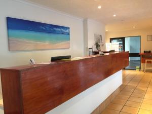 recepción en el vestíbulo del hotel con una foto de la playa en Koala Beach Resort Cairns, en Cairns