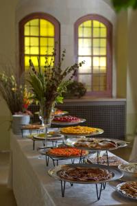 un buffet con muchos platos de comida en una mesa en Mir Amin Palace, en Beit ed-Dine