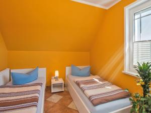 เตียงในห้องที่ Ferienwohnung Korswandt