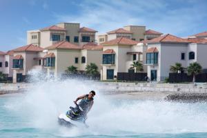 麦纳麦The Grove Resort Bahrain的水中骑摩托艇的人