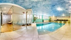 The swimming pool at or close to Hotel Leitner
