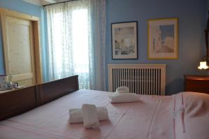 a bedroom with a large bed with towels on it at Affittacamere Porticciolo in Castelnuovo del Garda