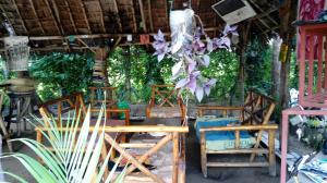 Restoran atau tempat lain untuk makan di Eazy's Place