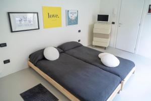 ein Schlafzimmer mit einem großen Bett mit zwei weißen Kissen in der Unterkunft The Loft Unique Designed in Florenz