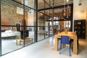 ein Zimmer mit Tisch und Stühlen und ein Schlafzimmer in der Unterkunft The Loft Unique Designed in Florenz