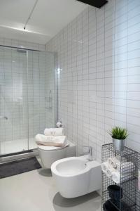 ein Badezimmer mit Toilette, Badewanne und Waschbecken in der Unterkunft The Loft Unique Designed in Florenz