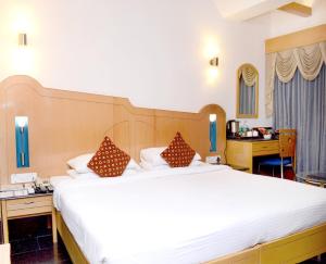 Postel nebo postele na pokoji v ubytování Ramee Guestline Hotel Khar