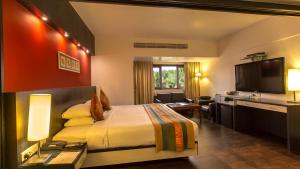 Postel nebo postele na pokoji v ubytování Ramee Guestline Hotel Khar
