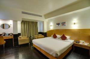 Postel nebo postele na pokoji v ubytování Ramee Guestline Hotel Khar