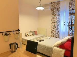 ボローニャにあるDecoriaLab Studioの小さなベッドルーム(ベッド1台、窓付)
