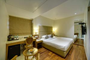 Postel nebo postele na pokoji v ubytování Ramee Guestline Hotel Khar
