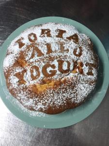 un pastel en un plato verde con azúcar en polvo. en U Campagnuolo, en Isquia