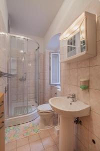 Koupelna v ubytování Apartments Dabović + 37 fotografií