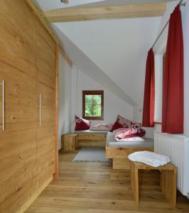 Habitación con 2 camas y ventana en Feriendorf Berghof en Heiligen Gestade