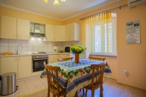 Kuchyň nebo kuchyňský kout v ubytování Apartments Dabović
