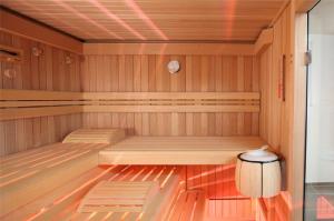 una sauna con 2 camas en una sala de madera en Ferienwohnung mit eigener Sauna, en Wertach