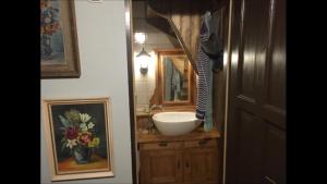 ein Badezimmer mit einem Waschbecken und einer Theke mit einem Spiegel in der Unterkunft Casa Deco, La Galga, La Palma in La Galga