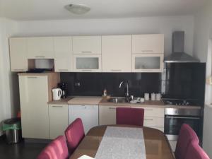 Kuchyň nebo kuchyňský kout v ubytování Apartmani Island