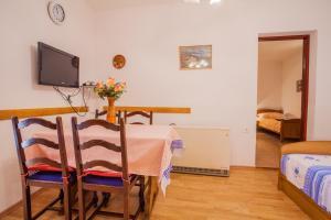 TV a/nebo společenská místnost v ubytování Apartments Dabović