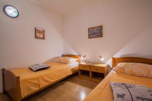 Postel nebo postele na pokoji v ubytování Apartments Dabović