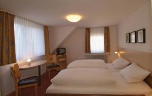 Ліжко або ліжка в номері Hotel Haus am Berg