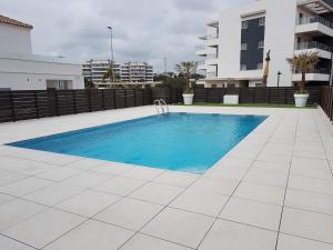 ein Swimmingpool mitten in einem Gebäude in der Unterkunft Apartments Mirador de Villamartin LD001 in Los Dolses