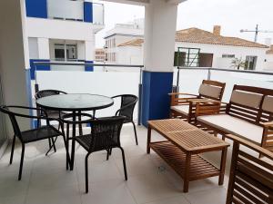 eine Terrasse mit Tisch und Stühlen auf einem Balkon in der Unterkunft Apartments Mirador de Villamartin LD001 in Los Dolses