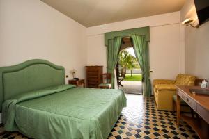 Llit o llits en una habitació de Hotel Tritone Lipari