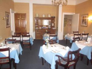 Ресторан / й інші заклади харчування у Elder York Guest House