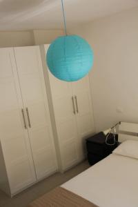 een kamer met witte kasten en een blauw licht bij Tartaruga in Lido di Jesolo