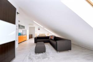 佩奇iHome Apartment 2.0的客厅里有一张黑色沙发和一张桌子