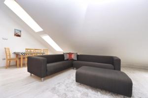 佩奇iHome Apartment 2.0的客厅里有一张沙发和一张桌子。