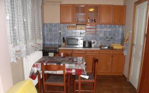 A kitchen or kitchenette at Viola Vendégház