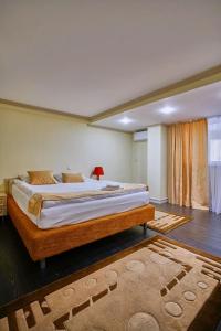 Postel nebo postele na pokoji v ubytování Jasmine Hotel