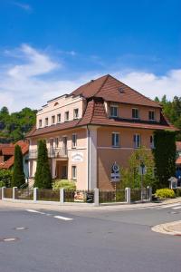 um grande edifício ao lado de uma rua em Bruckmayers Gästehaus em Pottenstein