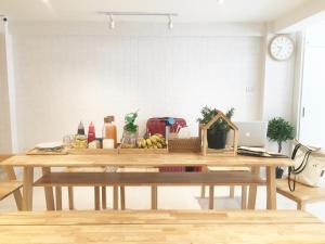 チェンマイにあるAbout A Bed Hostel Chiangmaiの木製テーブル +21枚の写真