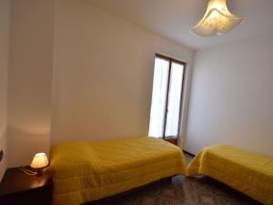 um quarto com 2 camas e uma janela em Belvilla by OYO Cannero Casa Iva em Cannero Riviera