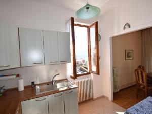 uma cozinha com um lavatório e uma janela em Belvilla by OYO Cannero Casa Iva em Cannero Riviera
