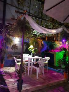 un patio con mesa y sillas y una tienda de campaña en Brumar Inn en Angra dos Reis