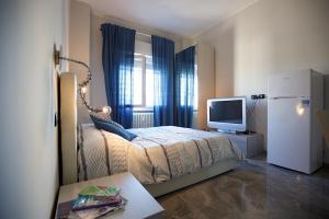 ミラノにあるCasa Venus IEOの小さなベッドルーム(ベッド1台、テレビ付)