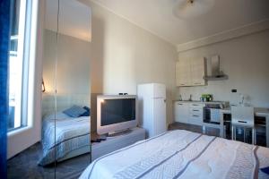 ミラノにあるCasa Venus IEOのベッドルーム(ベッド1台、テレビ付)、キッチン