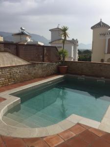 basen przed domem w obiekcie Laura Mar w mieście Nerja