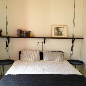 セルカルにあるvillage loftのベッド1台(枕2つ、上に棚付)