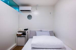 Кровать или кровати в номере K Stay Guesthouse Myeongdong first