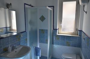 A bathroom at residence scala dei turchi
