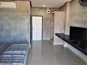 Habitación con cama, chimenea y puerta en Sea Smile Resort, en Prachuap Khiri Khan