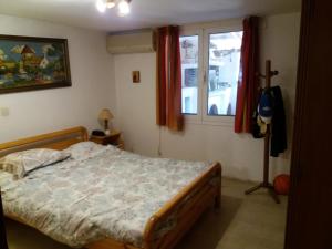 1 dormitorio con cama y ventana en Aliki House en Porto Rafti