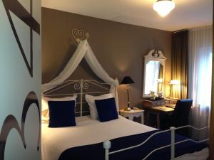 Een bed of bedden in een kamer bij Hotel De Hofkamers