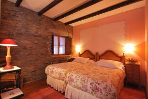 - une chambre avec un lit et un mur en briques dans l'établissement Casa Mario, à Posada de Rengos