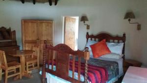 Postel nebo postele na pokoji v ubytování Drakensberg White Mountain